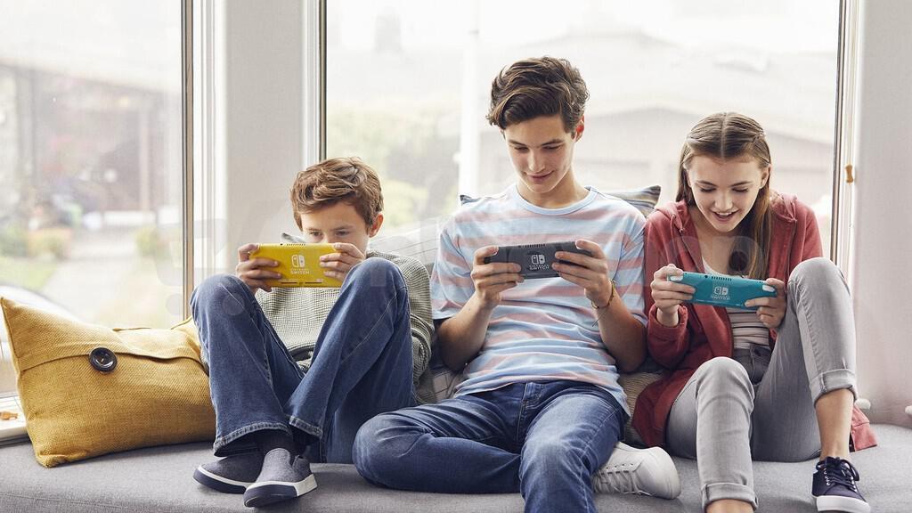 Herní konzole NINTENDO Switch Lite žlutá (NSH110)