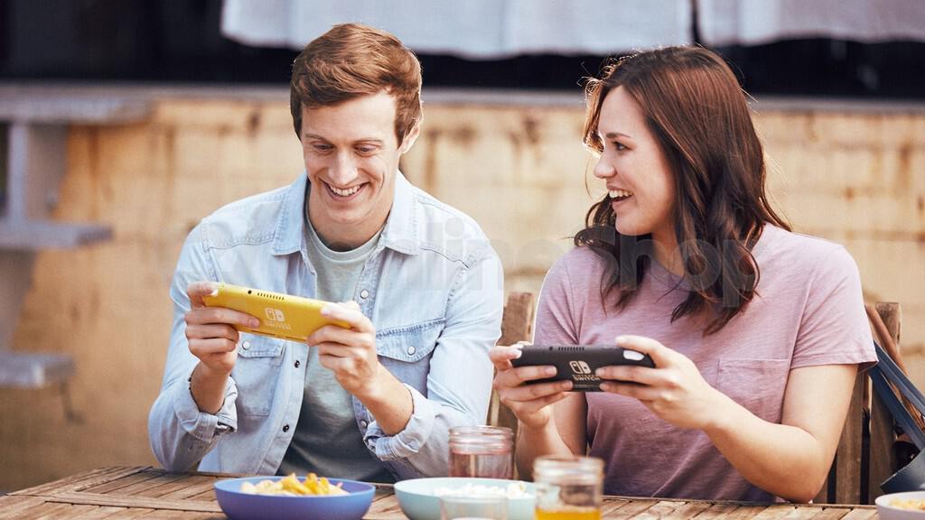 Herní konzole NINTENDO Switch Lite žlutá (NSH110)