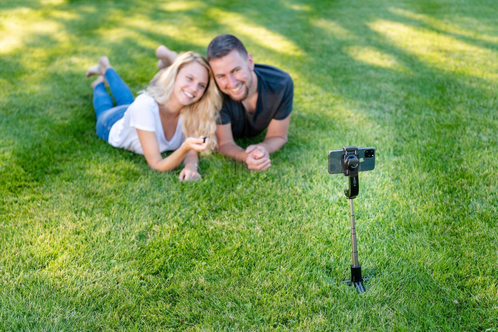 Selfie tripod s dálkovou spouští FIXED Snap, černý