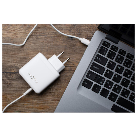 FIXED s&nbsp;USB-C a&nbsp;2xUSB výstupem, podpora PD, 45W, bílá (foto 3)