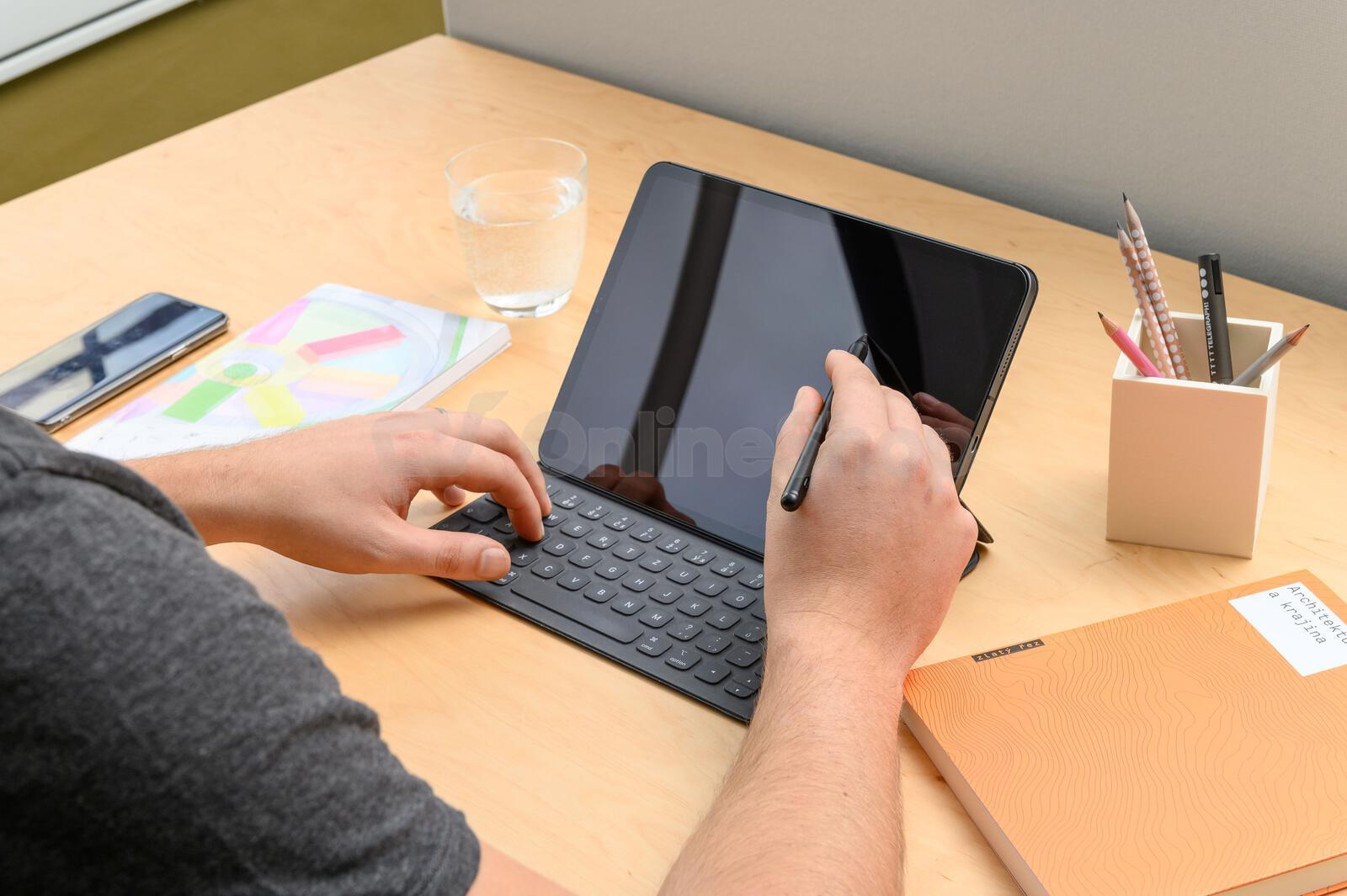 Dotykové pero FIXED Graphite pro iPady s chytrým hrotem a magnety, černé
