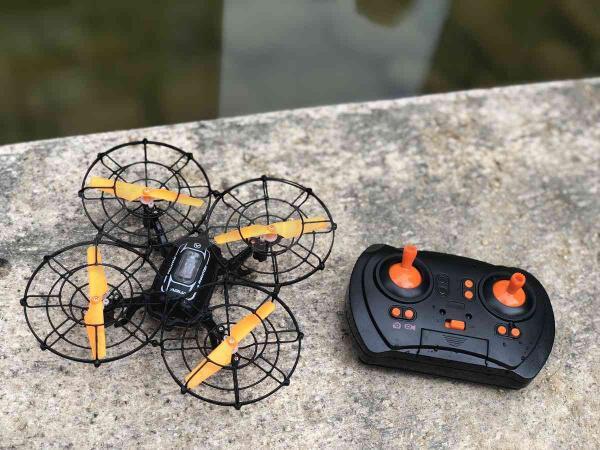 Dron Fleg na dálkové ovládání