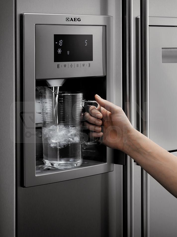В резервуаре воды холодильника. Холодильник Water Dispenser. Холодильник LG Side by Side с ледогенератором. Холодильник AEG Side by Side. Холодильник AEG 66090.