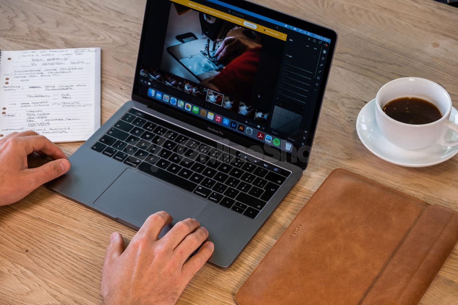 Kožené pouzdro FIXED Oxford pro Apple MacBook Pro 16" (2019 a novější), hnědé