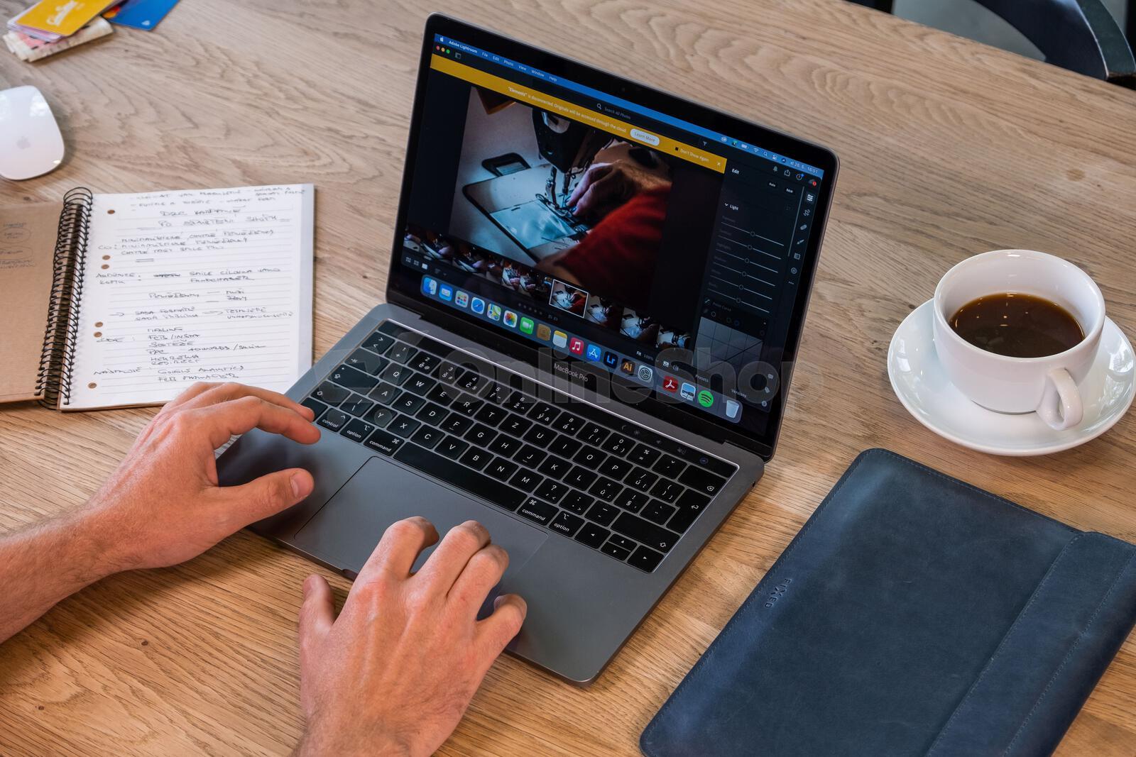 Kožené pouzdro FIXED Oxford pro Apple MacBook Pro 14" (2021/2023/2024), modré
