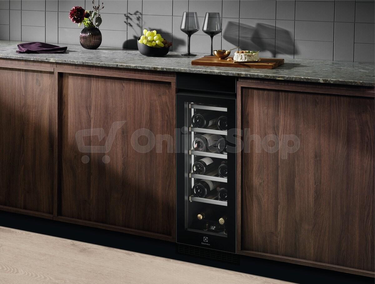 Vinotéka Electrolux EWUS018B7B