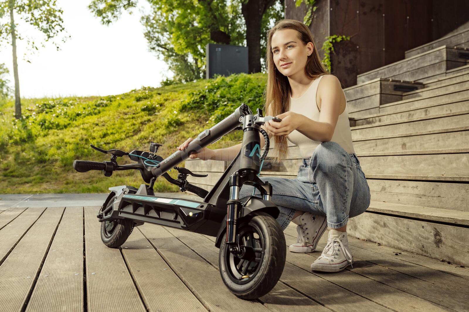 Elektrokoloběžka Lamax eRacer SC50