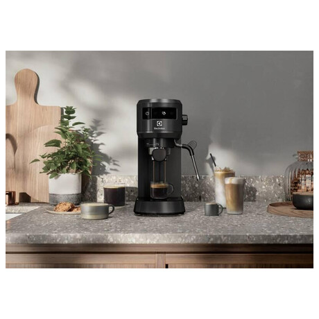 Kávovar Electrolux E6EC1-6BST, černý