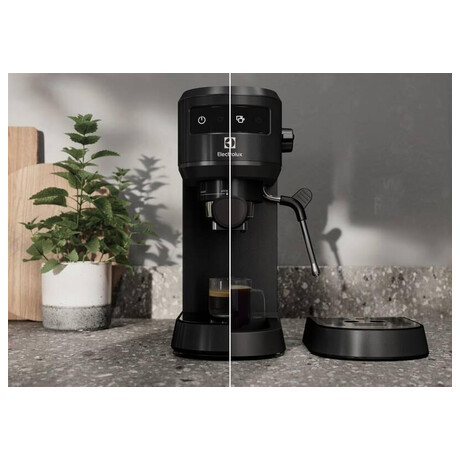 Kávovar Electrolux E6EC1-6BST, černý