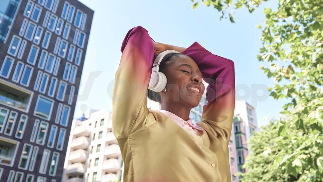 Bezdrátová sluchátka JBL Live 670NC, bílá