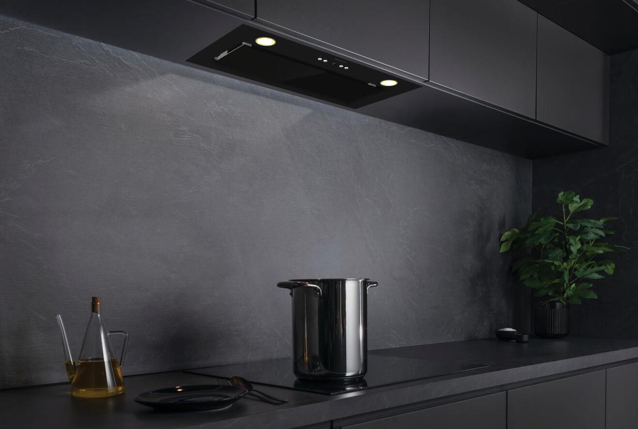 Vestavný výsuvný odsavač par Hisense 60 cm v černém provedení