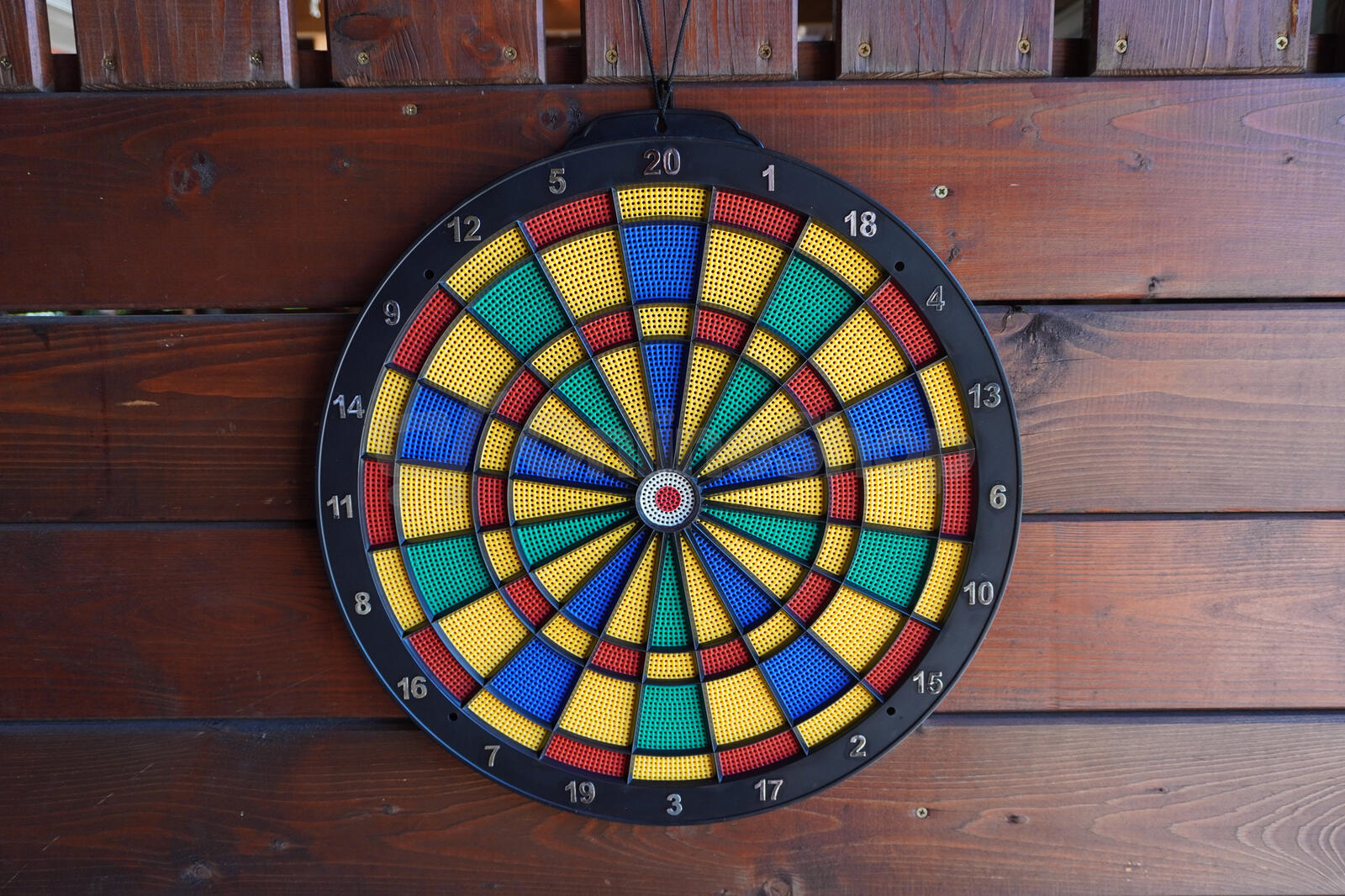 Terč dírkovaný KUBIsport, 45cm + 6 ks softových šipek