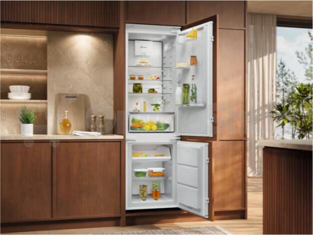 Chladnička Electrolux 700 NoFrost CoolAssist ENA7CE18S3