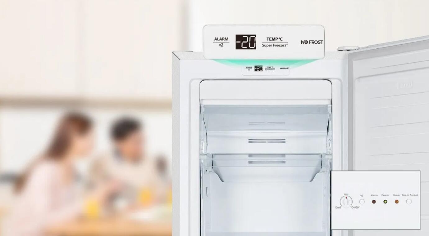 Detail LED displeje a elektronického ovládání mrazáku Hisense