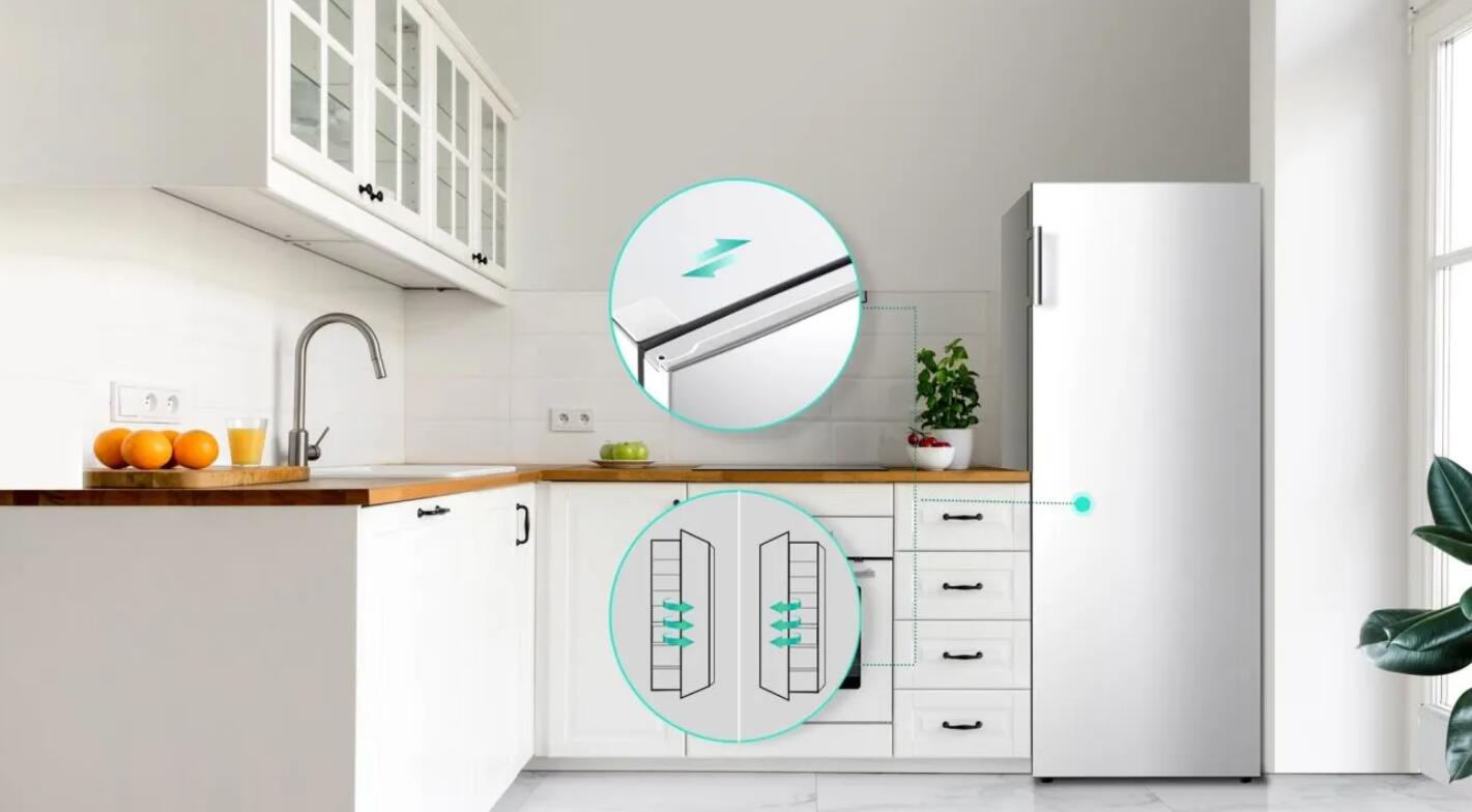 Boční pohled na mrazák Hisense s Inox look dveřmi, kolečky a nastavitelnými nožičkami
