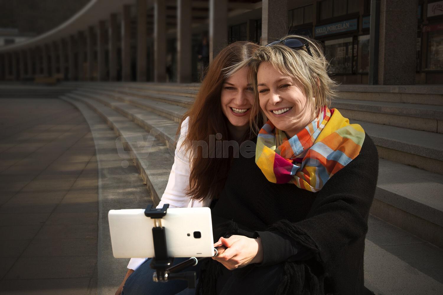 Selfie tyč GoGEN 4 teleskopická, bluetooth černá (GOGBTSELFIE4B)