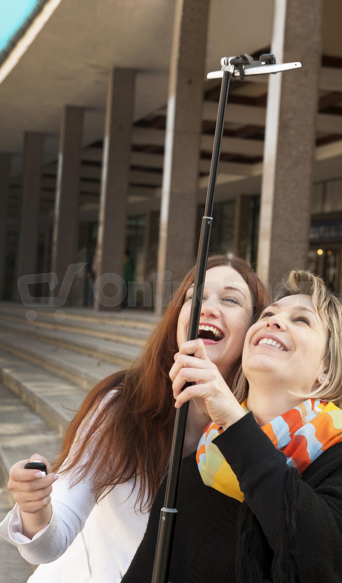 Selfie tyč GoGEN 4 teleskopická, bluetooth titanium (GOGBTSELFIE4T)