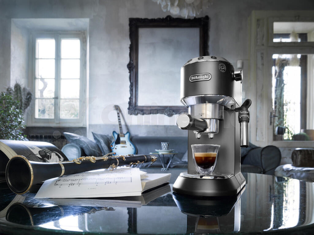 Pákový kávovar DeLonghi Dedica Style EC 685.BK