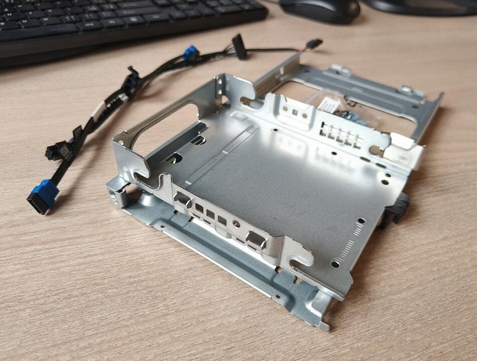 DELL Výklopný rámeček pro 3.5" disk s kabelem a šroubem/ Pro Slim/ Pro SLim Plus/ Pro Max Slim (575-BCSY)