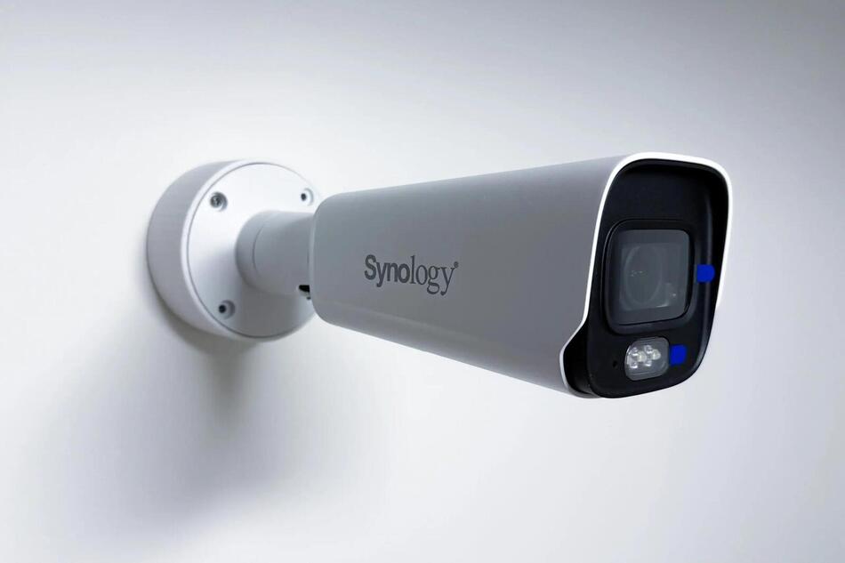 SYNOLOGY držák/krytka kabelů pro kamery Synology BC800 na stěnu a strop, bílý (D-SBC800-C)