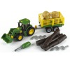 John Deere Traktor s přívěsem na dřevo a seno