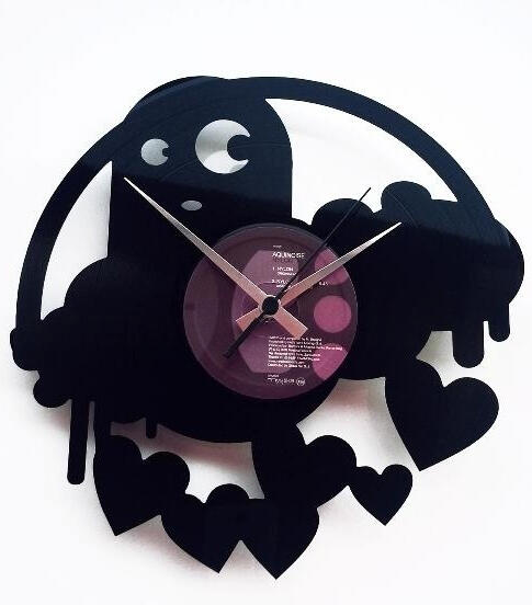 Designové nástěnné hodiny Discoclock 061 Strašidlo lásky 30cm