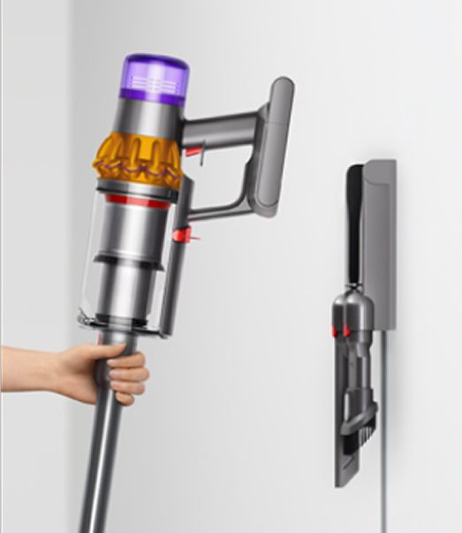 Vysavač Dyson zavěšený v nástěnném nabíjecím úchytu