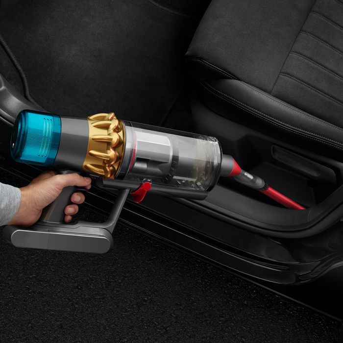 Štěrbinová hubice s kloubem vysává práh dveří automobilu