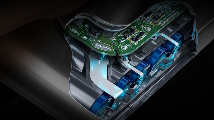 Řez rukojetí vysavače s články baterie a řídicí elektronikou