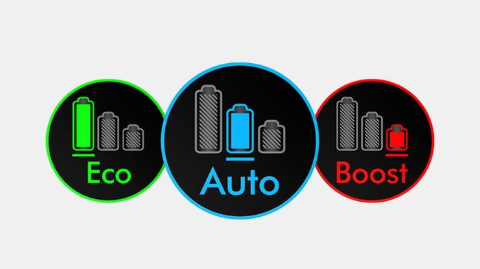 Tři barevné ikony režimů Eco, Auto a Boost s ukazatelem baterie