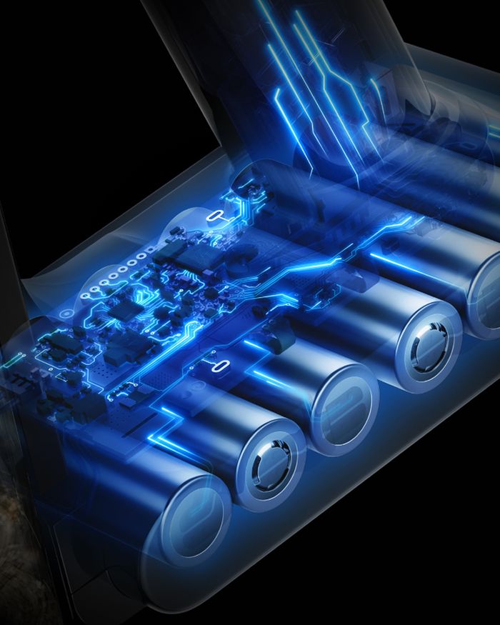 Řez akumulátorem vysavače s články a řídicí elektronikou zvýrazněnými modře