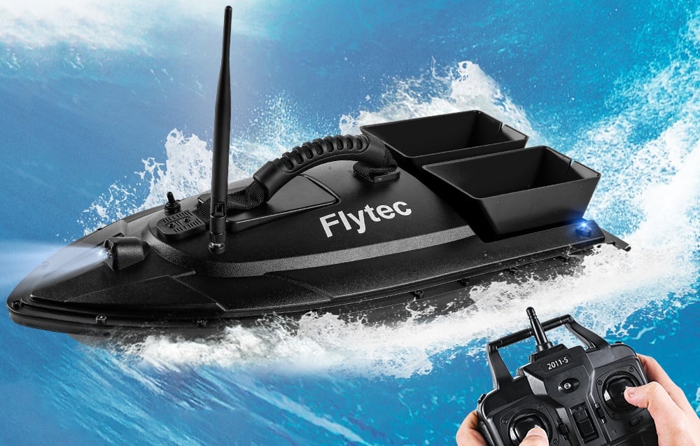 Černý člun Flytec v pohybu nad modrou vodou s dálkovým ovládáním v ruce