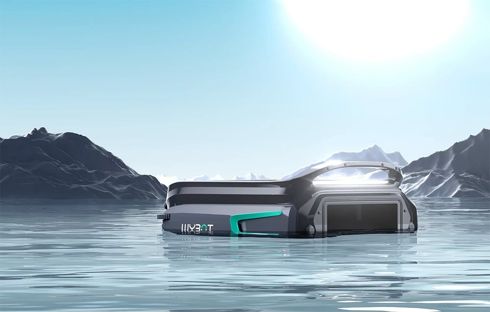 Robot Wybot F1 plovoucí na vodě obklopen horskou scenérií