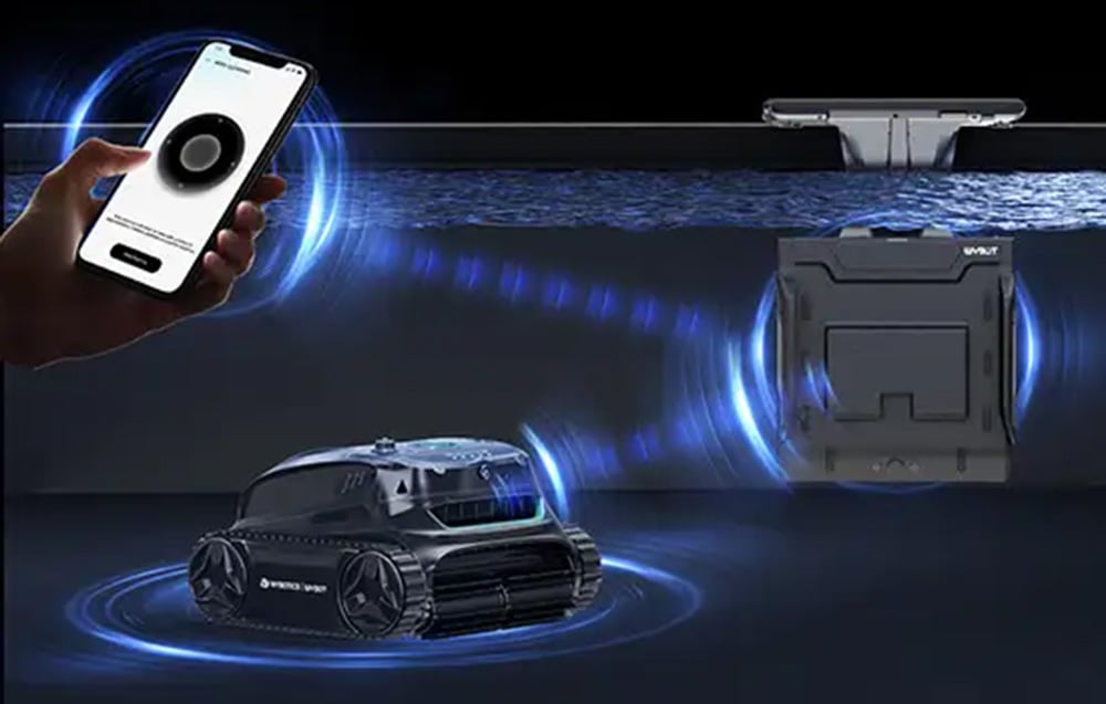 Bazénový robot ovládaný chytrým telefonem s aplikací v ruce uživatele