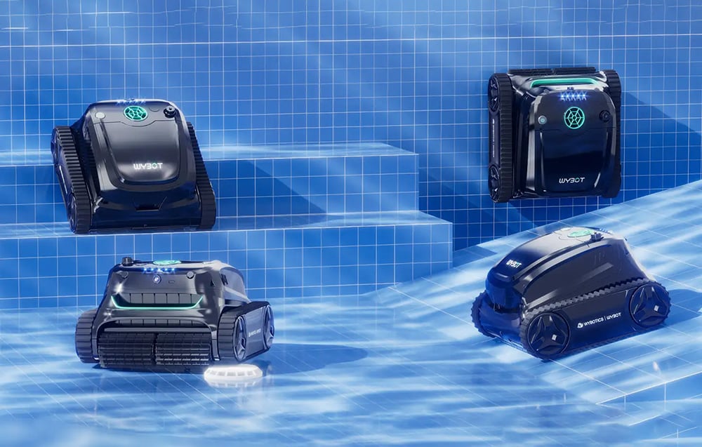 Čtyři bazénoví roboti Wybot v různých polohách na dně bazénu