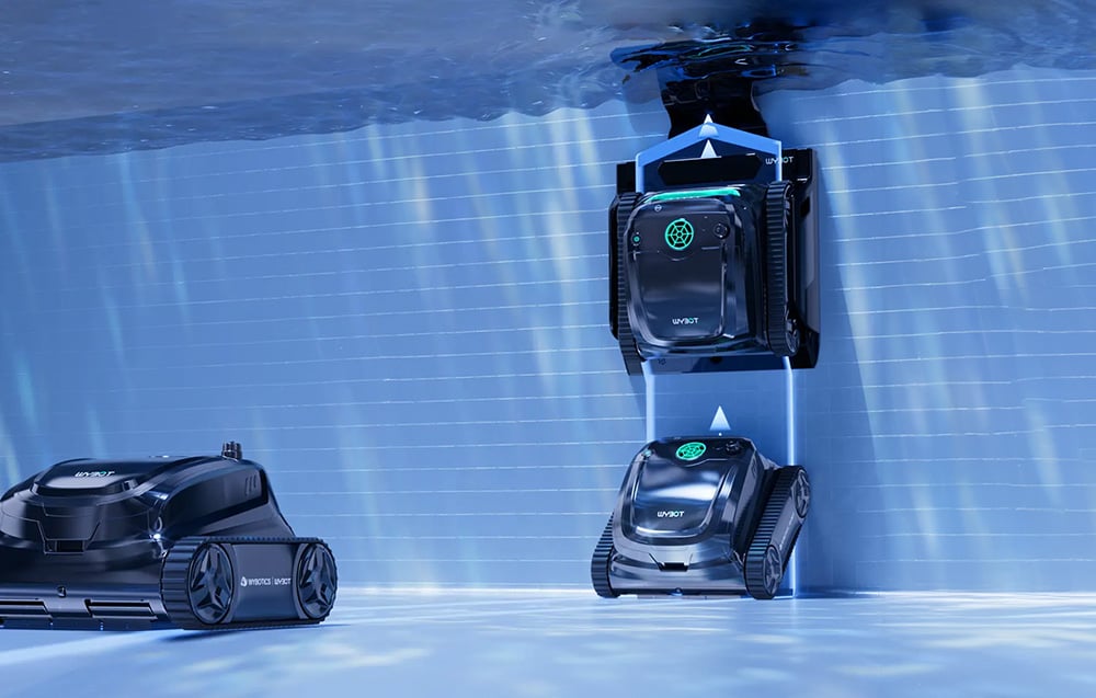 Bazénový čisticí robot zajíždějící k dokovací stanici zavěšené na stěně