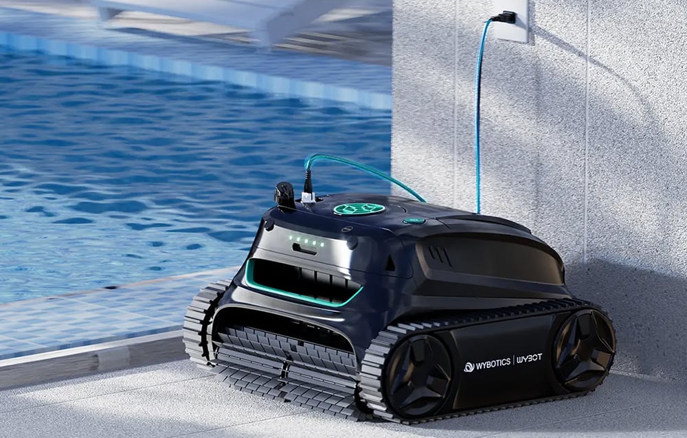 Robot na čištění bazénu, který se nabíjí z dokovací stanice u vody.