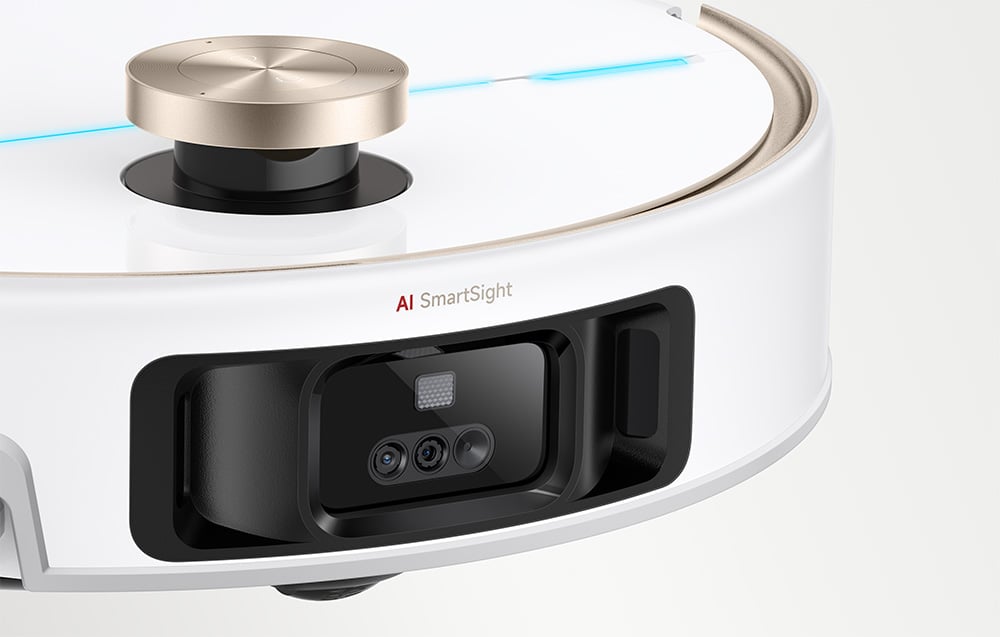 Detailní záběr předního senzoru AI SmartSight a zlaté laserové věže na bílém úklidovém robotu