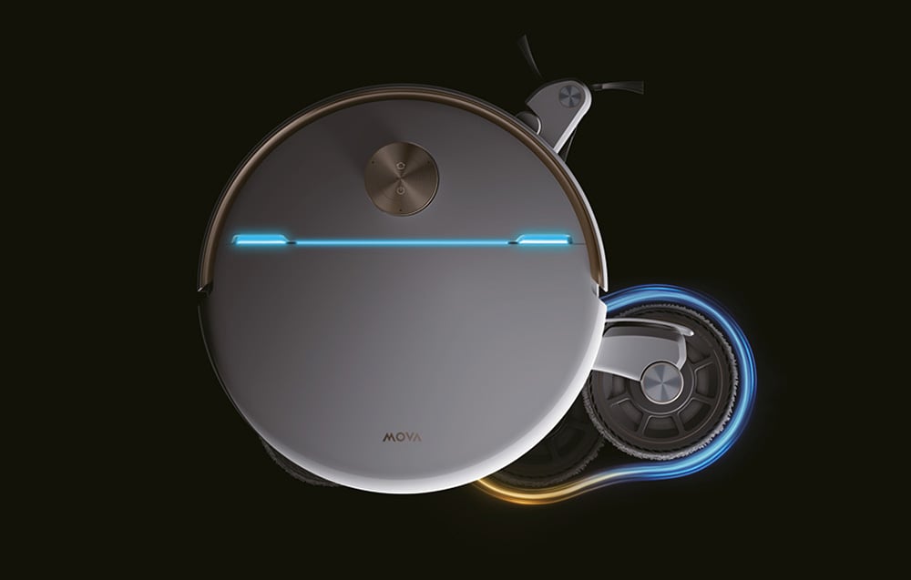 Pohled shora na kulatého robota MOVA s vysunutým mopovacím ramenem, obklopeného zářícím modro-žlutým pruhem