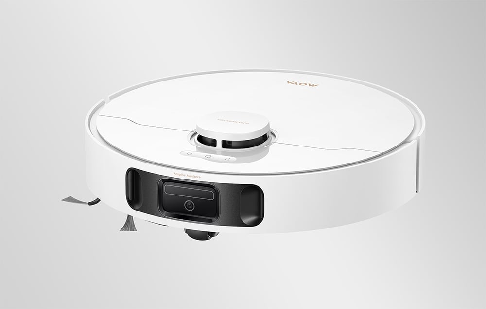 Bílý, kulatý úklidový robot Mova s černým panelem senzorů na přední straně, zobrazený pod úhlem na šedém pozadí