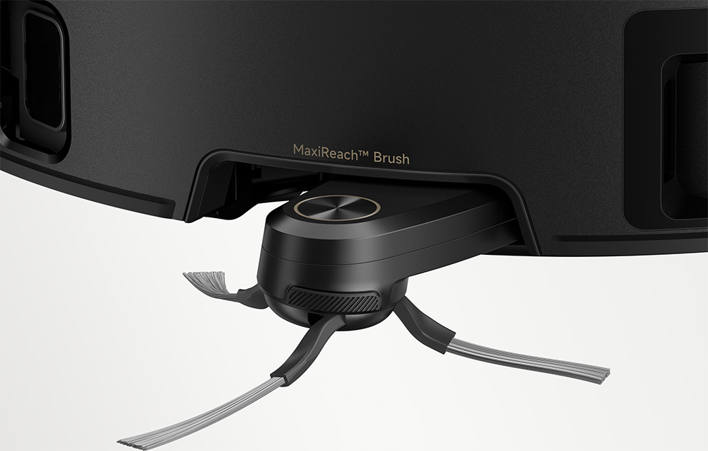 Detailní záběr na výsuvný kartáč MaxiReach namontovaný na krytu černého robota