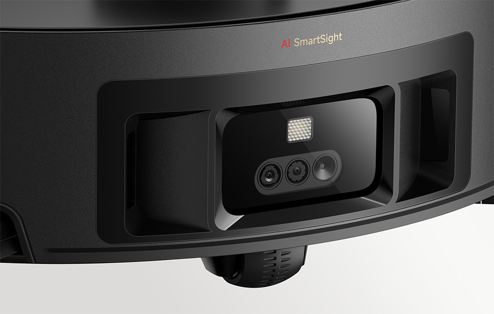 Detail předního panelu robota s kamerou AI SmartSight a systémem senzorů